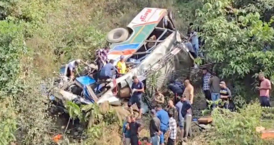 Autobusi bie në greminë në Indi, 36 të vdekur, disa të plagosur