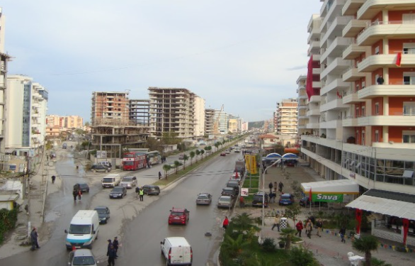 “Priten reshje shiu me intensitet të lartë”, Bashkia e Vlorës njofton qytetarët: Mos parkoni automjetet në zonat me risk!