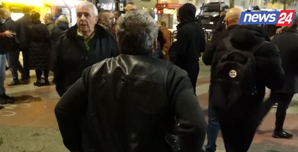 Gaz lotsjellës dhe ujë me presion ndaj protestuesve, çfarë po ndodh te sheshi Wilson