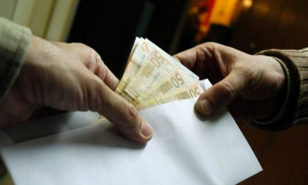 Avokati: Pse nuk pezullohen politikanët në rastet kur hetohen për korrupsion?