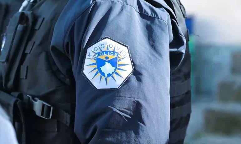 Theret me thikë pas një mosmarrëveshjeje në trafik në Drenas, i dyshuari në arrati