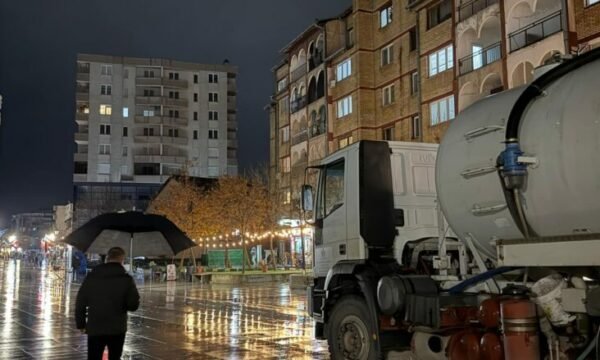 Vendoset një cisternë me ujë të pijes te Kalaja e qytetit në Vushtrri