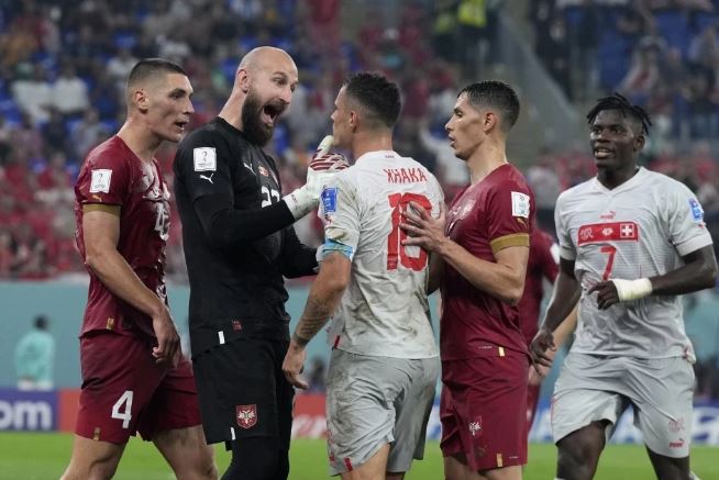 Media serbe pyet: A do të lejojnë zviceranët që Granit Xhaka të shkaktojë incidente të reja në mes të Serbisë 