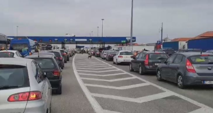 Rritet fluksi i veturave, në vendkalimet kufitare nga ana e RMV-së pritet mbi një orë