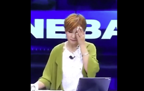 Momenti kur prezantuesja e lajmeve reagon e frikësuar gjatë tërmetit në Turqi 
