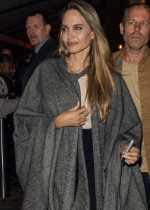 Angelina Jolie duket elegante me një pelerinë