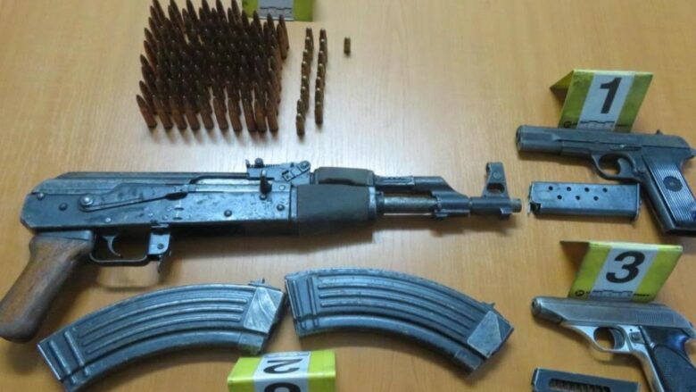 Policia në Ferizaj ia sekuestron 57-vjeçarit 1 pushkë, 2 pistoleta e 100 fishekë