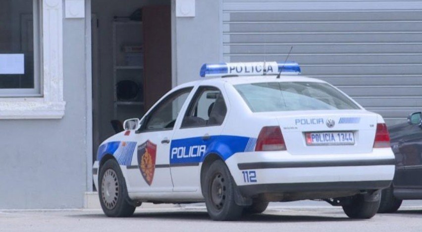 Dhunoi bashkëshorten, në banesë mbante armë zjarri pa leje - pranga 37-vjeçarit