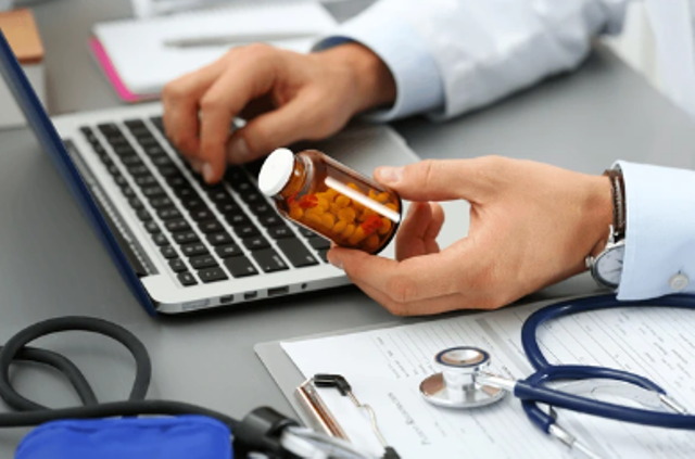 Mjekët, midis presionit të pacientëve dhe të kompanive farmaceutike për përshkrim të antibiotikëve? 