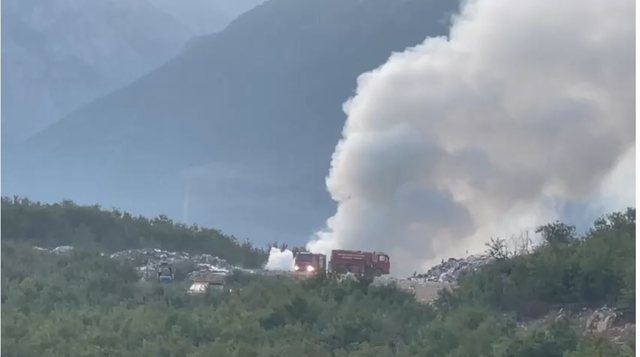 Tymi dhe era e keqe “pushtojnë” Kukësin, marrin flakë plehrat e qytetit