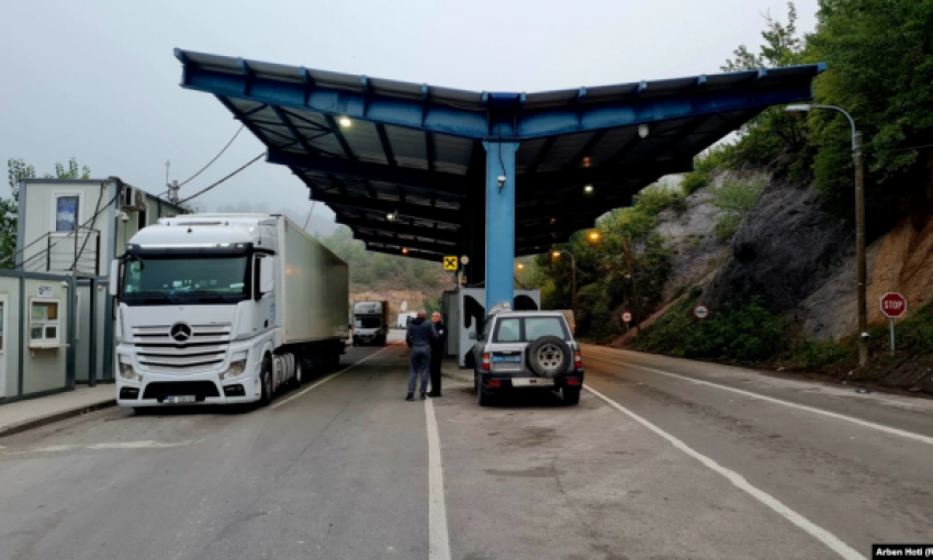 Serbët me thirrje për bllokimin e pikave kufitare me Kosovën