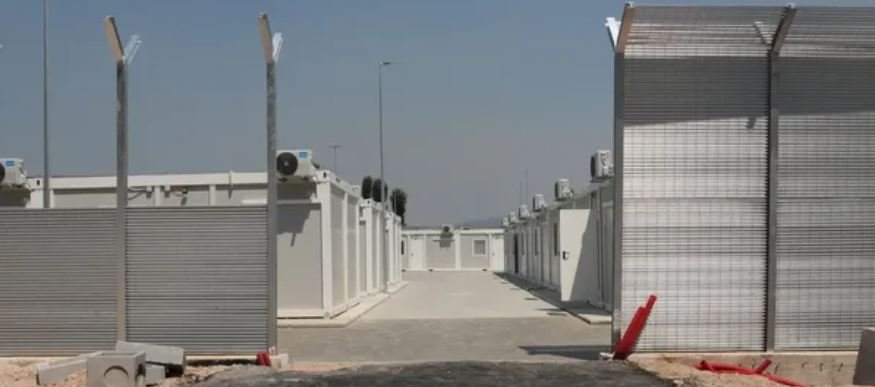 Marrëveshja me Shqipërinë/ Karabinierët italianë marrin në dorëzim qendrën e pritjes së refugjatëve në Gjadër