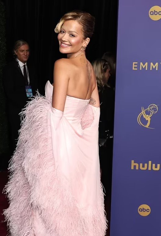 Elegante dhe e mrekullueshme, Rita Ora shkëlqen në “Emmy Awards”