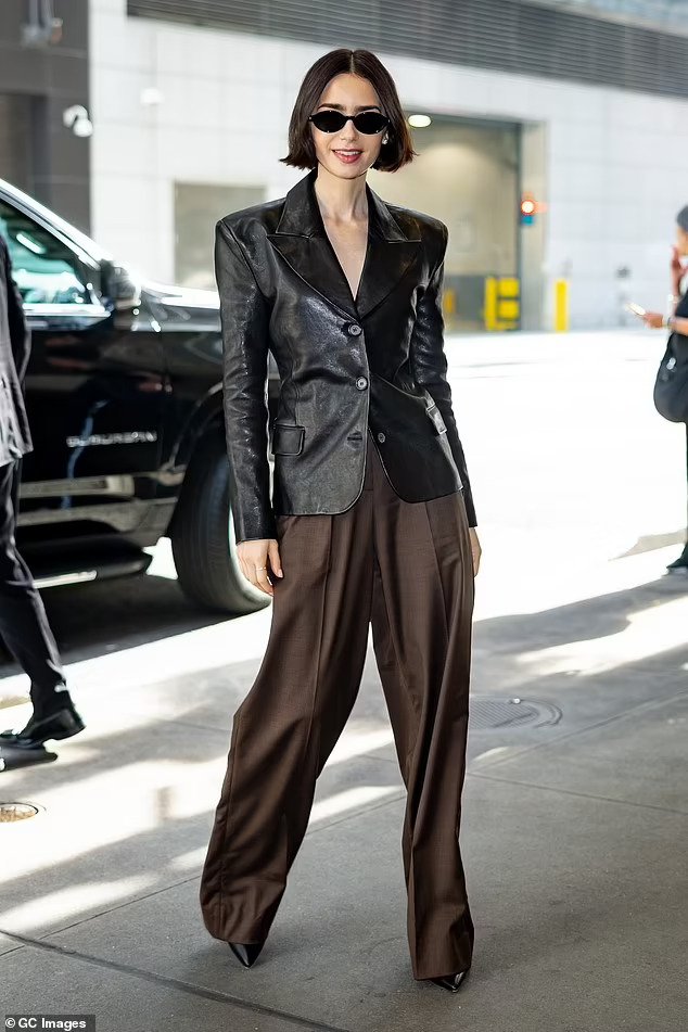 Lilly Collins tejet elegante gjatë paraqitjes së saj në New York