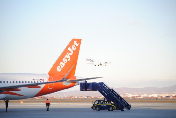 ​Aeroplani i linjës Prishtinë-Hamburg rrezikohet nga shpezët, detyrohet të kthehet në Sllatinë