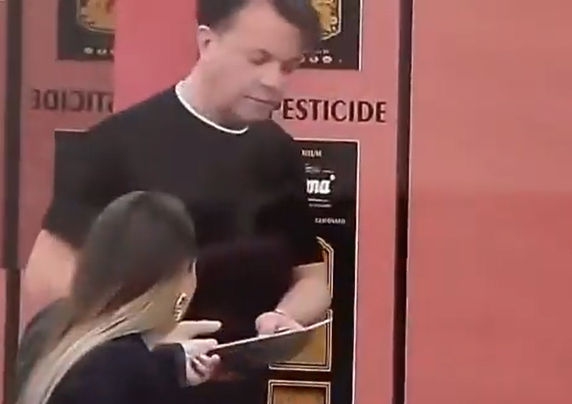 Laerti me sjellje agresive ndaj Gertës, ia merr pjatën me zor dhe ia hedh ushqimin në tokë
