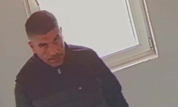 Policia kërkon ndihmë për identifikimin e të dyshuarit që vodhi para nga arka e Xhamisë në Prizren