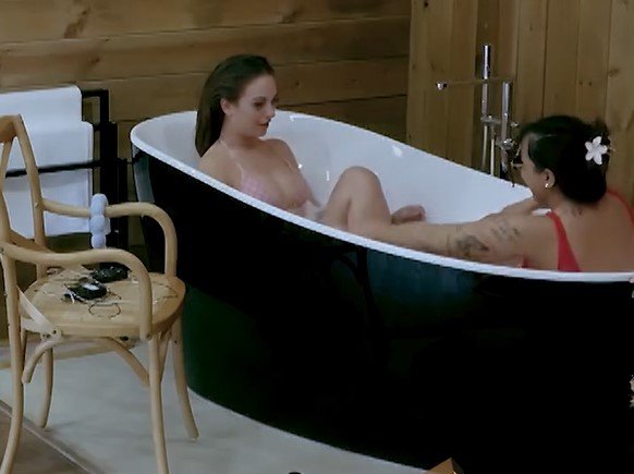 Ester dhe Nur mbarojë detyrat e dhëna nga kryefermeri, futen në vaskë së bashku dhe relaksohen