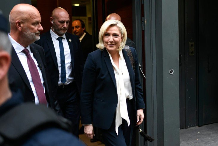 Tubimi në mbështetje të Marine Le Pen organizohet në Paris në një klimë tensioni politik