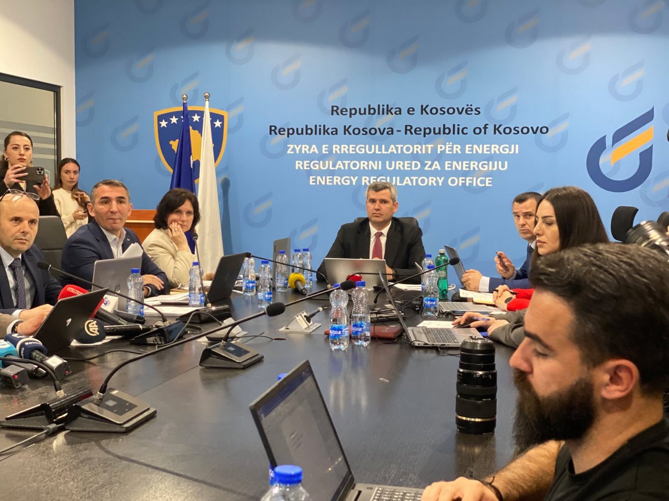ZRRE-ja paralajmëron kumtesë për shtrenjtim të rrymës, gazetarët s’e lëshojnë sallën, kërkojnë përgjigje