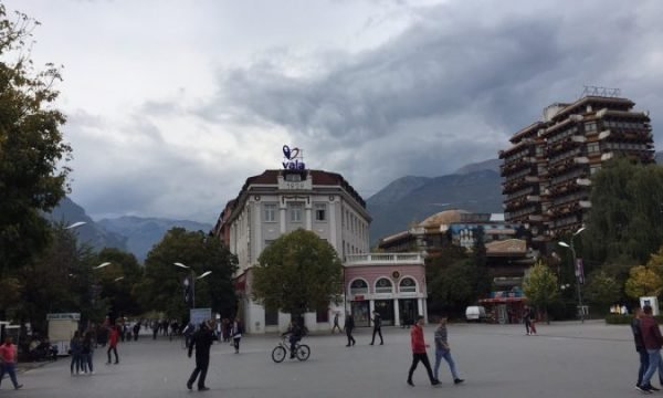 Tentoi ta godasë motrën e tij, i dyshuari në Pejë rezulton se posedon urdhër arrest