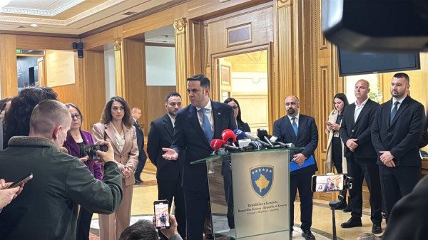 ​Abdixhiku: Nuk mund të jesh edhe deputet edhe kryeministër, Kurti të jep dorëheqje