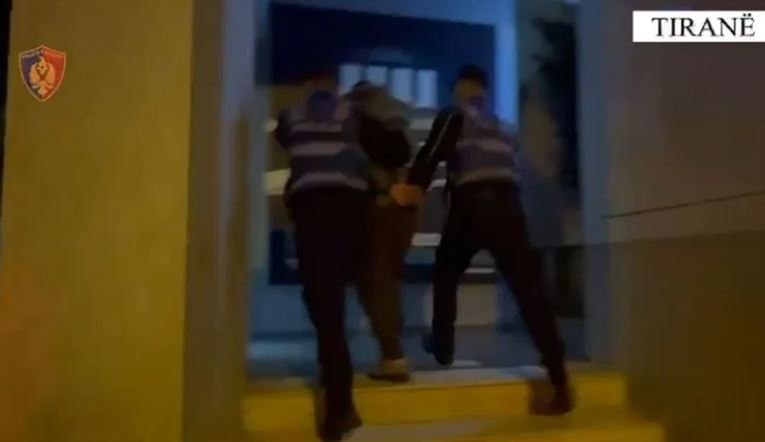 Kërcënoi një grua me armë zjarri, arrestohet 37-vjeçari në Tiranë! Çfarë iu gjet në banesë