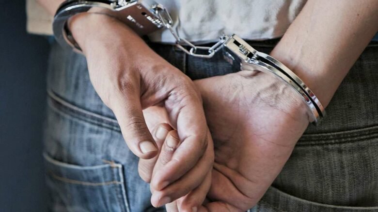 Sekuestrohen dy pushkë gjuetie, 50 fishekë dhe tri radio-lidhje në një shtëpi në Graçanicë, i dyshuari dërgohet në mbajtje