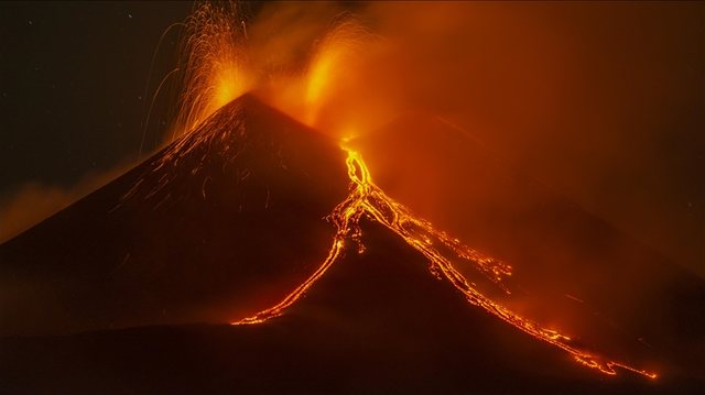 Shpërthen sërish vullkani “Etna”, nxjerrë hi dhe lavë