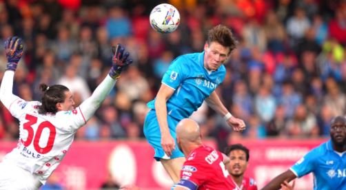 Napoli merr tri pikë të mëdha në luftë për titull në Serie A