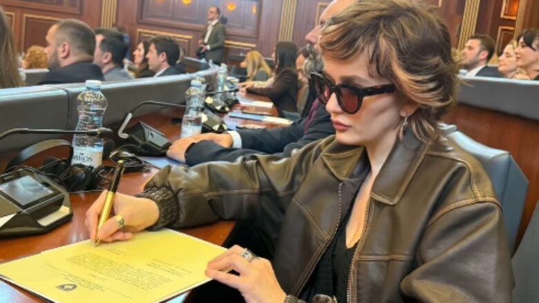 Me xhaketë lëkure dhe syze dielli, Adriana Matoshi betohet si deputete në legjislaturën e saj të dytë