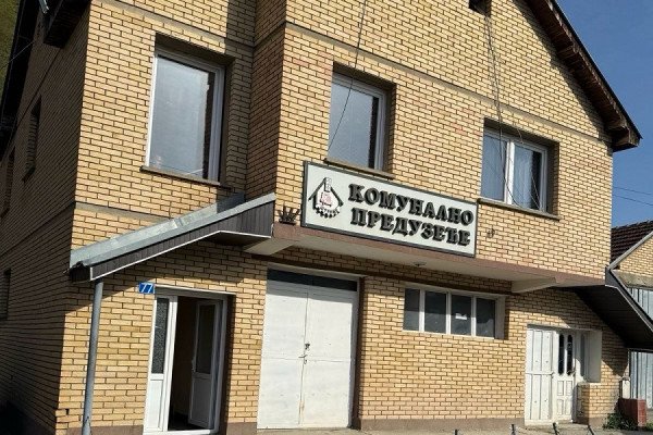 Mbyllet kompania paralele e ujësjellësit dhe mbeturinave në Shtërpcë