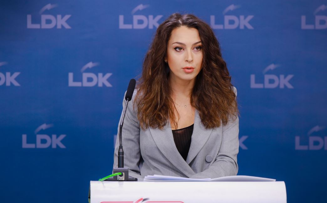 Kica-Xhelili për Haxhiun: Një person i cili shkel Kushtetutën në vazhdimësi dhe ndjen krenari, është i padenjë për të përfaqësuar Legjislativin