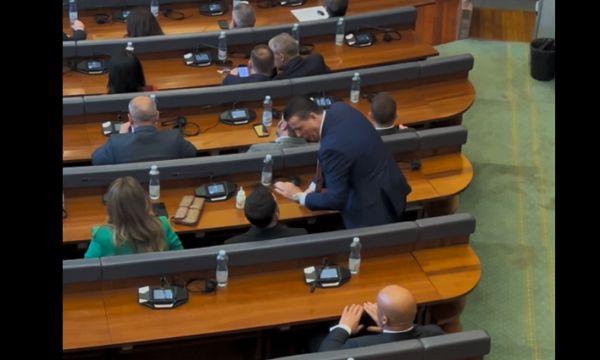 Agim Bahtiri ia çon një shishe qumështi për fëmijë Paris Gurit