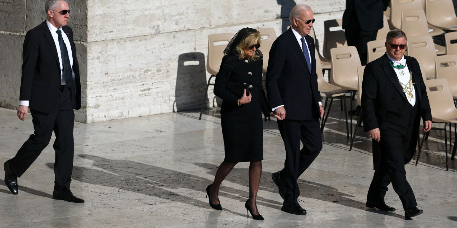 Funerali i Papa Françeskut/ Ish-presidenti amerikan Biden mbërrin në sheshin e Shën Pjetrit