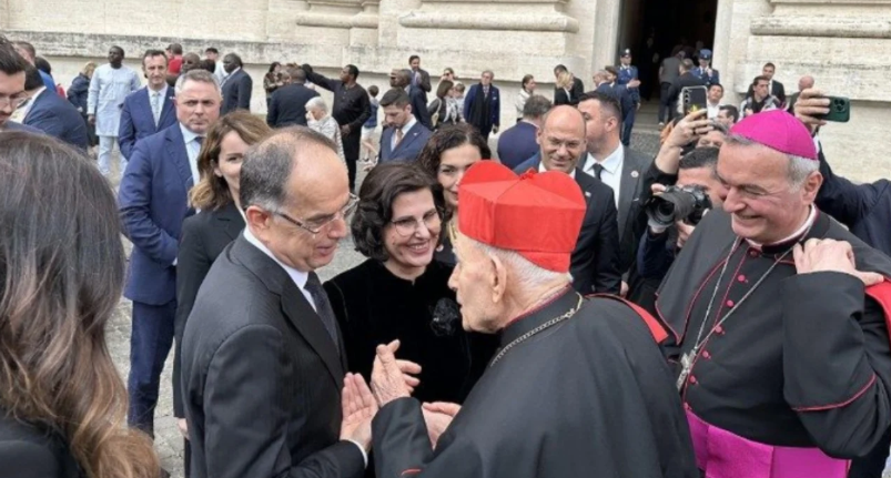 Nga Presidenti Begaj te Vjosa Osmani, cilët janë shqiptarët që marrin pjesë në ceremoninë mortore të Papa Françeskut