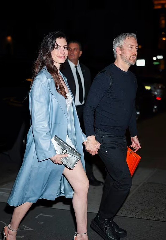 Anne Hathaway shfaqet elegante në ditëlindjen e Gigi Hadid