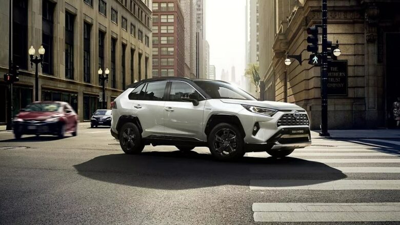 Toyota më në fund po dorëzohet për automjetet elektrike