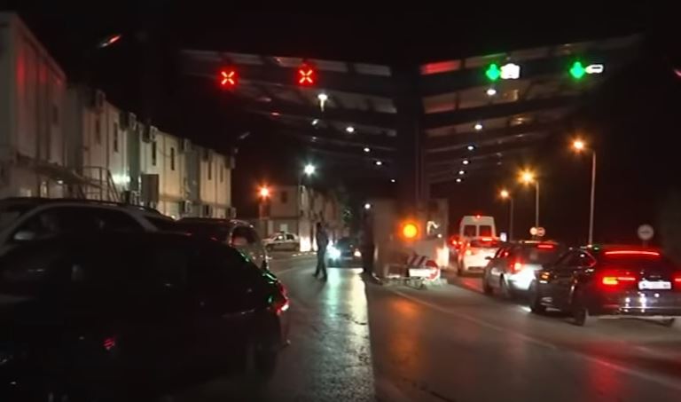 Kolona deri në 500 metra te Dheu i Bardhë – pritje deri në 90 minuta për hyrje
