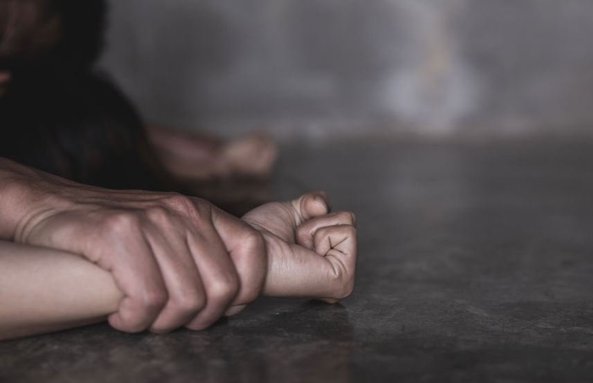 “Besën e ki kurrë s’ki me pas problem”, e mbijetuara e dhunës seksuale rrëfen se si e priti burri kur i tregoi për rastin