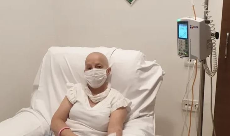 Kërkohet ndihmë urgjente për ish-infermieren Shahe Loshi, bashkëshorti thotë se s’po mund ta sigurojnë terapinë jetike për trajtimin e kancerit