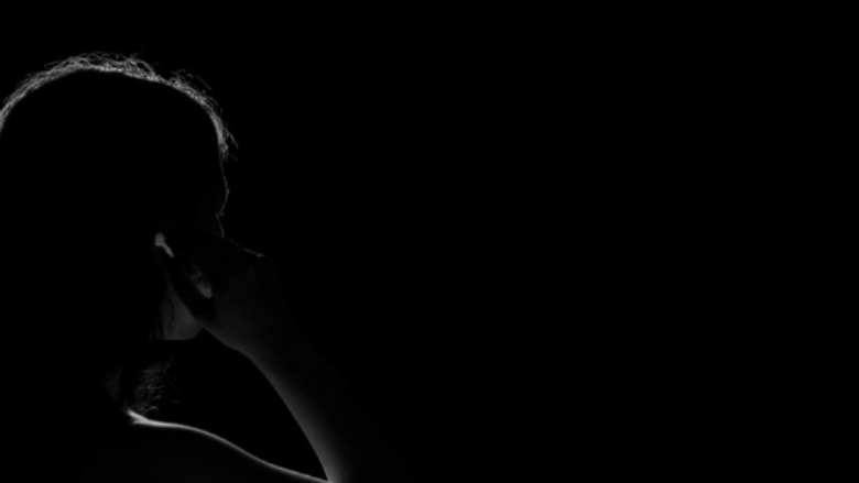 Viktima e dhunës seksuale tregon se fajësohet edhe nga fëmija i saj për atë që i ndodhi në luftë