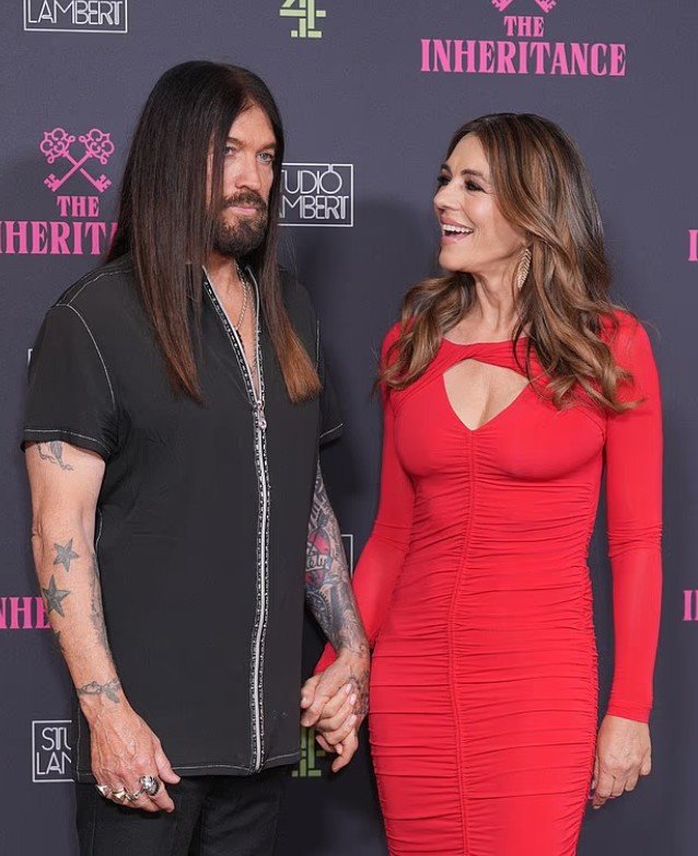 Elizabeth Hurley dhe Billy Ray Cyrus ndezin tapetin e kuq në Londër: Shikime plot admirim dhe romancë në premierën e “The Inheritance”