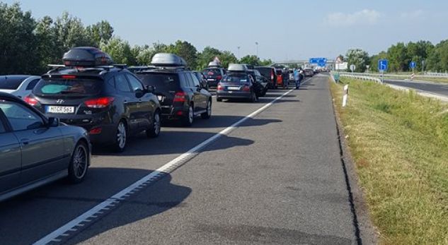 Përditësohen të dhënat në pikat kufitare, 20 minuta pritje për të hyrë në Kosovë
