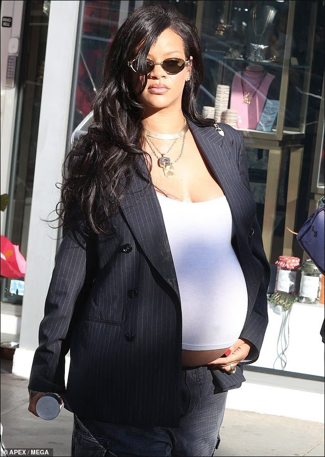 Rihanna shkëlqen me veshjen e saj, vë në pah barkun e rrumbullakosur