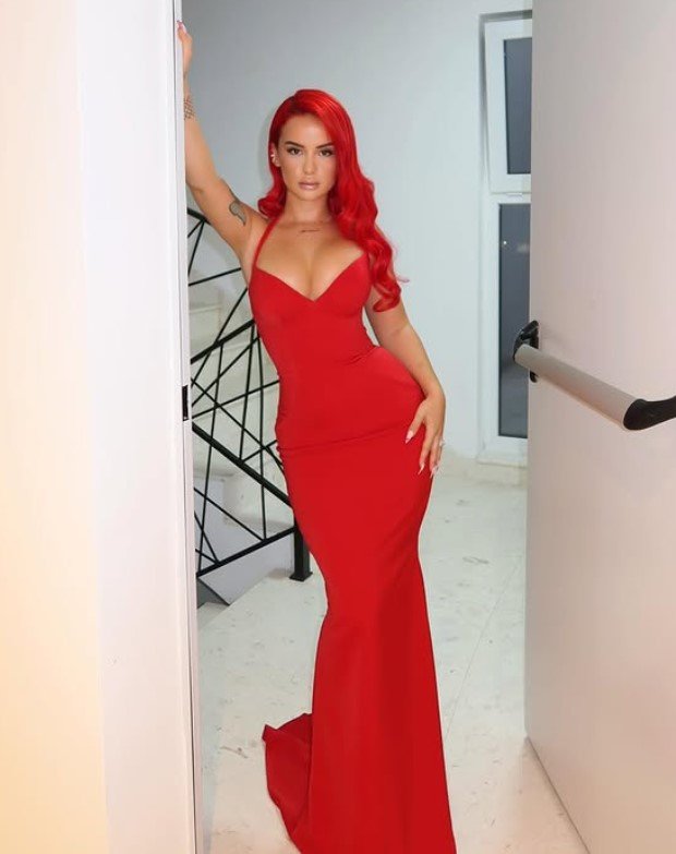 Rina Balaj mahnit me pamjen elegante në një fustan të kuq klasik
