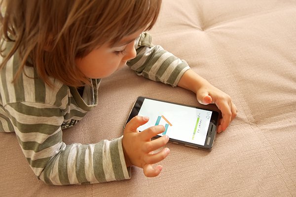 Alarm për prindërit: Rreptësisht ndaloni përdorimin e telefonit te fëmijët