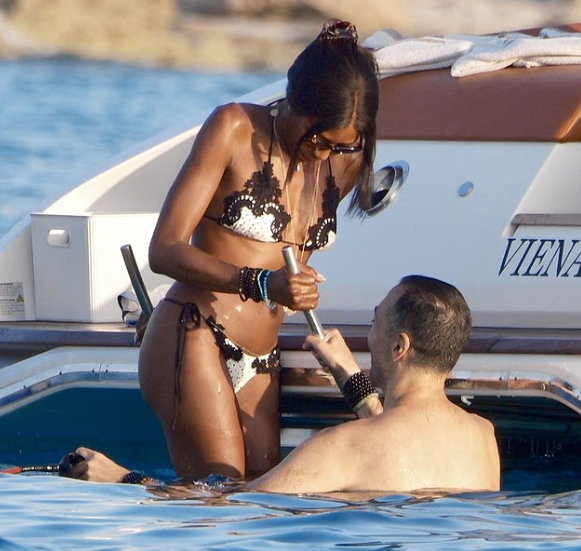 Naomi Campbell mahnit me bikini elegante në jahtin luksoz të Mohammed Al Turki në Spanjë