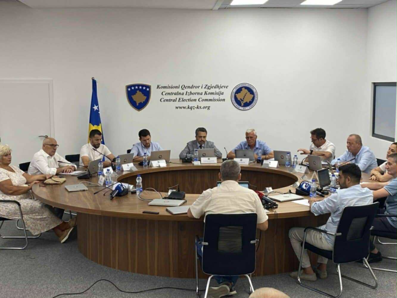 PDK lëshon mbledhjen e KQZ-së, përfaqësuesit e LDK-së dhe AAK-së mbështesin propozimin e Vetëvendosjes 