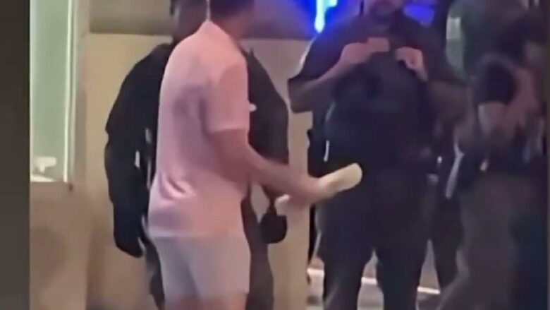 E goditi me sandviç policin në Uashington, burri akuzohet për vepër penale